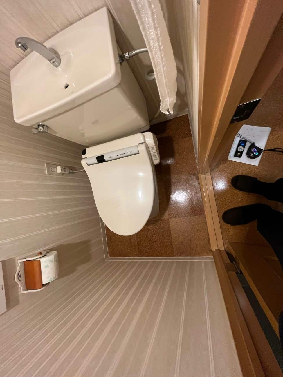 贅沢使い大理石のトイレ空間 | 藤沢市周辺エリアのリフォーム（キッチン、浴槽、トイレ、外壁塗装等）｜ 株式会社内藤商事