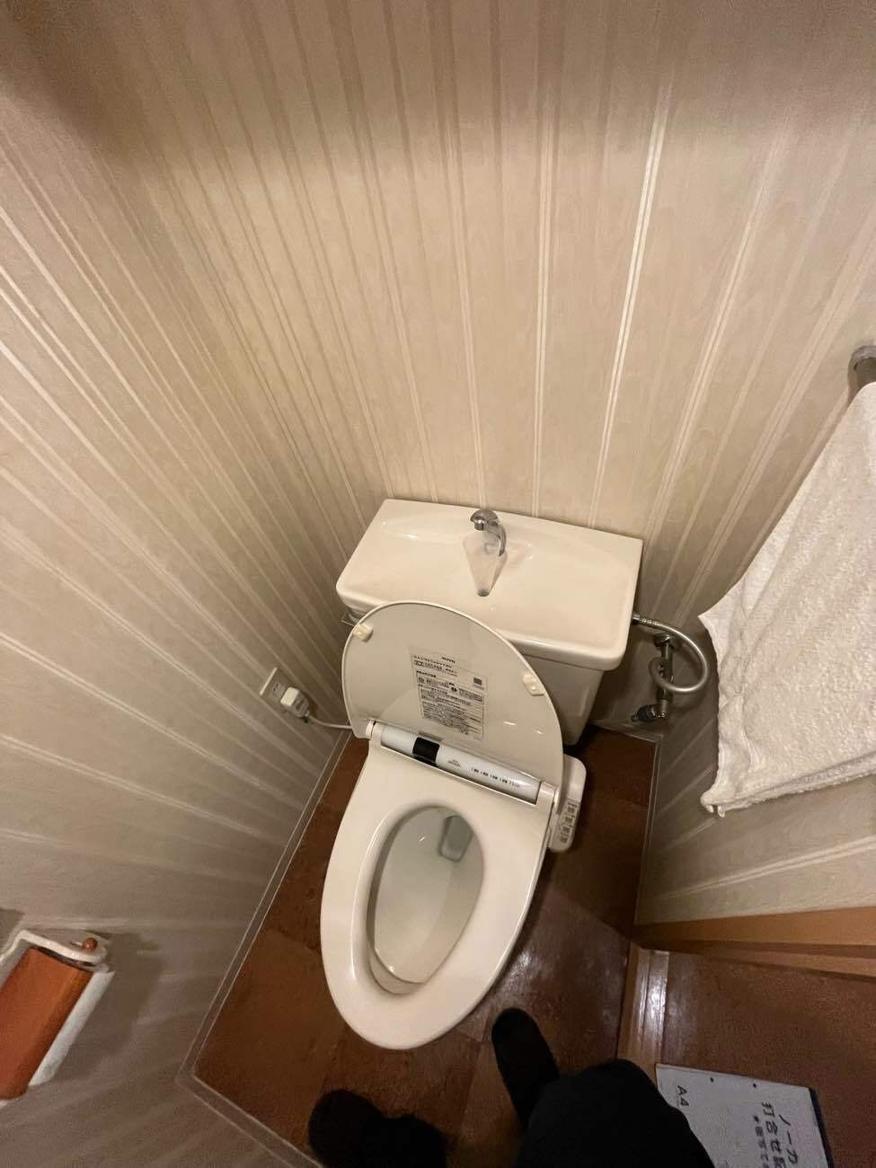 贅沢使い大理石のトイレ空間 | 藤沢市周辺エリアのリフォーム（キッチン、浴槽、トイレ、外壁塗装等）｜ 株式会社内藤商事