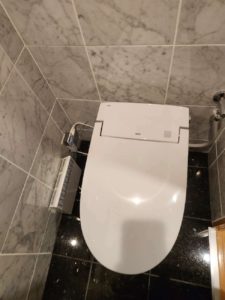 贅沢使い大理石のトイレ空間 | 藤沢市周辺エリアのリフォーム（キッチン、浴槽、トイレ、外壁塗装等）｜ 株式会社内藤商事