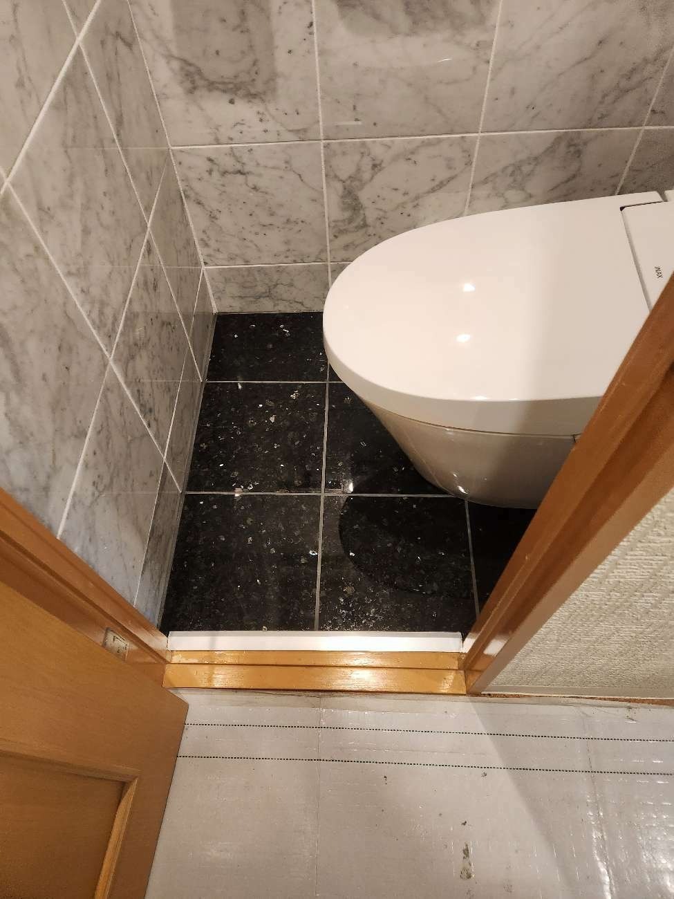 贅沢使い大理石のトイレ空間 | 藤沢市周辺エリアのリフォーム（キッチン、浴槽、トイレ、外壁塗装等）｜ 株式会社内藤商事