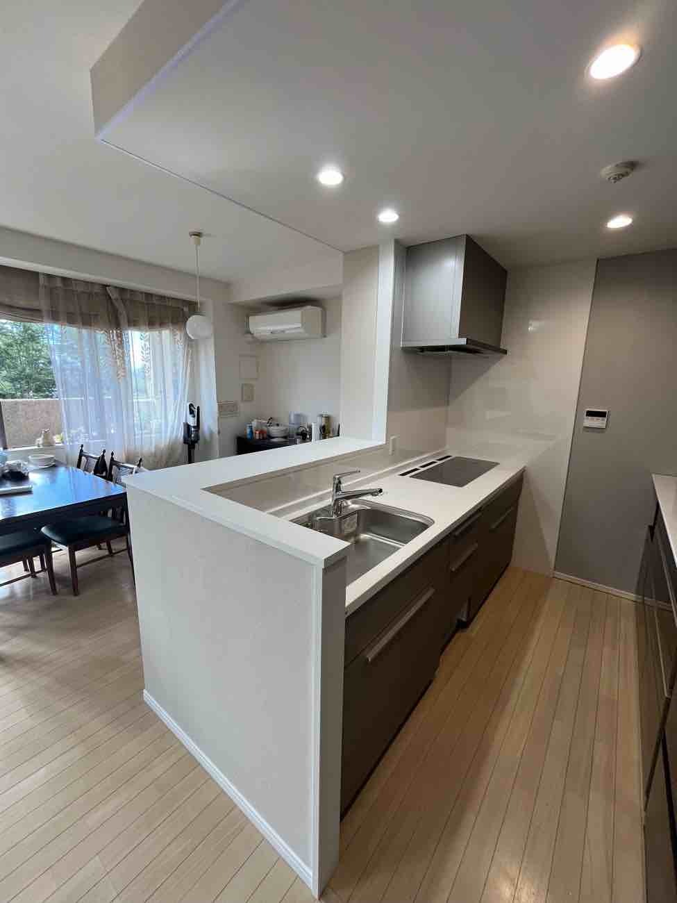 家族の団欒が楽しめる開放的なキッチン　 | 藤沢市周辺エリアのリフォーム（キッチン、浴槽、トイレ、外壁塗装等）｜ 株式会社内藤商事